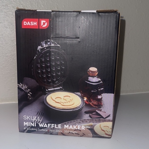 NEW ~ Dash SKULL Mini Waffle Maker 4" Non-Stick Cooking Surface black - Picture 4 of 5